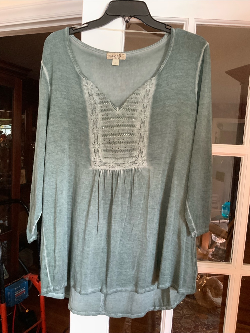 One World, 1X, Green Embroidered V-Neck Tunic, 26.5” long, 24” P-T-P. NWOT